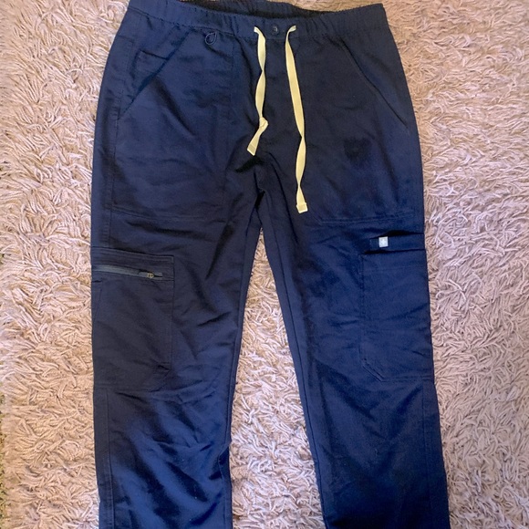 FIGS Men's Navy Cairo Short Cargo Scrub Pants - Picture 1 of 6